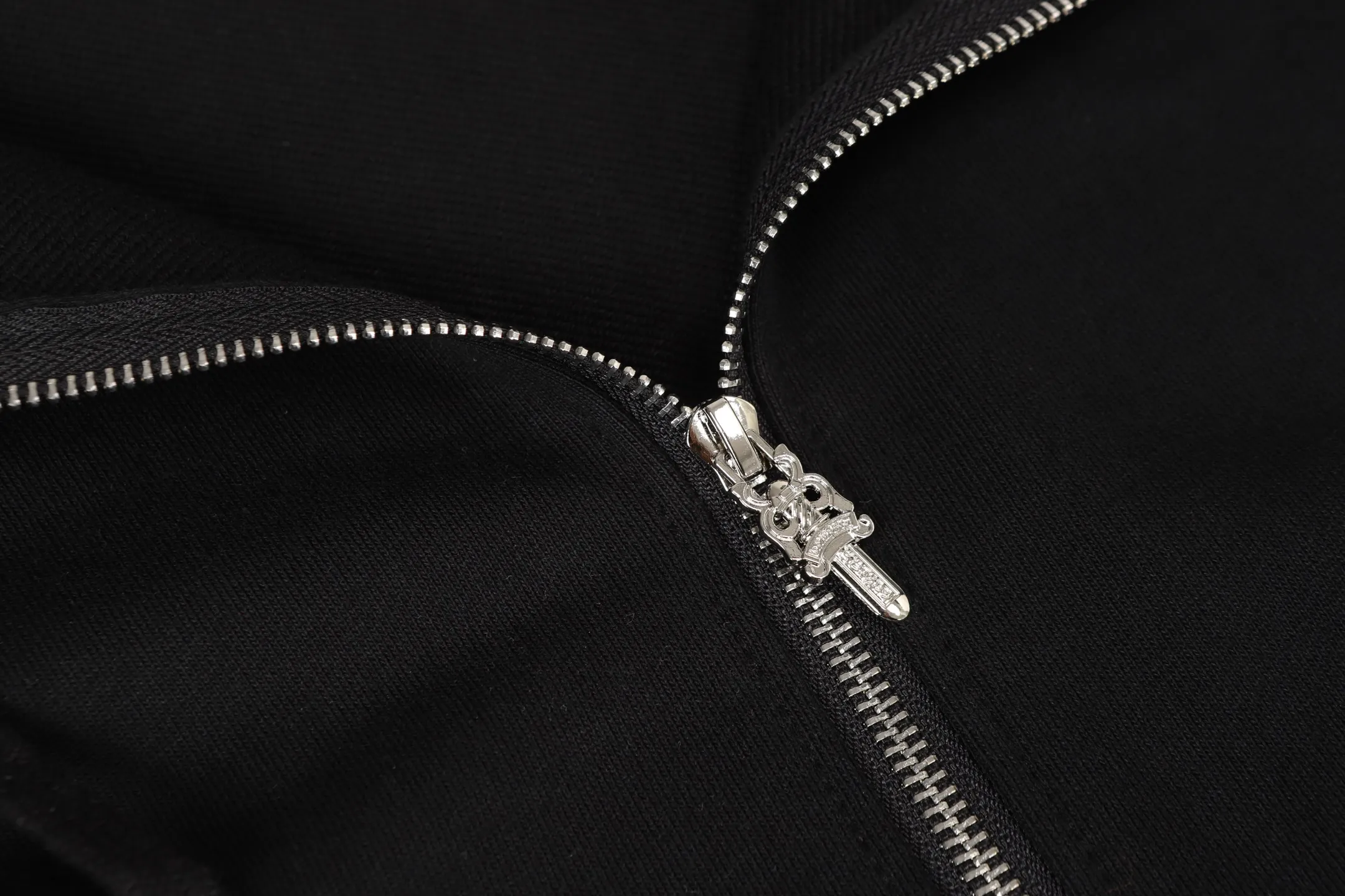 P260 Cross-border model, please do not place an order if you are pursuing quality - Chrome Hearts/Chrome Hearts 25ss Women's Bikini👙Zip Sweater Cardigan Jacket -High weight, high density and high quality. The wool is soft, delicate and skin-friendly. It feels soft and silky. It has excellent warmth and skin-friendly properties. -Customized weaving and dyeing, no color difference. No matter the fabric or workmanship details, it beats the ordinary version on the market. -The hardware and zipper accessories are all customized and full of details. -Colour: Black -Size: S M L XL